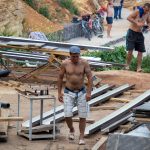 Tatuaż więzienny z krzyżami na obojczykach i plemiennym wzorem na ramieniu mężczyzny - 05.09.2020 - Street tattoo - 1