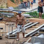 Tatuaż więzienny z krzyżami na obojczykach i tribalowym wzorem na dłoni mężczyzny - 05.09.2020 - Street tattoo - 3