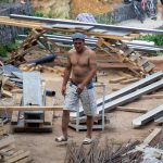 Tatuaż więzienny z krzyżami na obojczykach i tribalowym wzorem na dłoni mężczyzny - 05.09.2020 - Street tattoo - 4