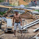 Tatuaż więzienny z krzyżami na obojczykach i plemiennym wzorem na dłoni mężczyzny - 05.09.2020 - Street tattoo - 5