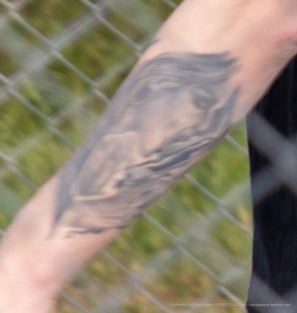 Dziewczyna z tatuażem liże pistolet i mikrofon po dłoni faceta - 05.09.2020 - Street tattoo - 4