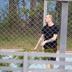 Dziewczyna z tatuażem liże pistolet i mikrofon po dłoni faceta - 05.09.2020 - Street tattoo - 3