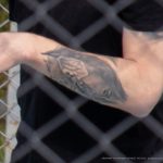 Dziewczyna z tatuażem liże pistolet i mikrofon po dłoni faceta - 05.09.2020 - Street tattoo - 2