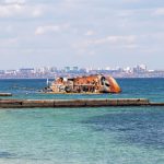 Zdjęcie zatopionego statku niesionego przez burzę na plażę - 05.09.2020 - Street tattoo - 2