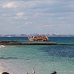 Zdjęcie zatopionego statku niesionego przez burzę na plażę - 05.09.2020 - Street tattoo - 3