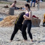 Zdjęcie faceta i dziewczyny walczących w piasku na plaży - 05.09.2020 - Street tattoo - 1