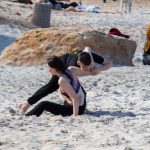 Zdjęcie faceta i dziewczyny walczących w piasku na plaży - 05.09.2020 - Street tattoo - 2