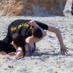 Zdjęcie faceta i dziewczyny walczących w piasku na plaży - 05.09.2020 - Street tattoo - 3