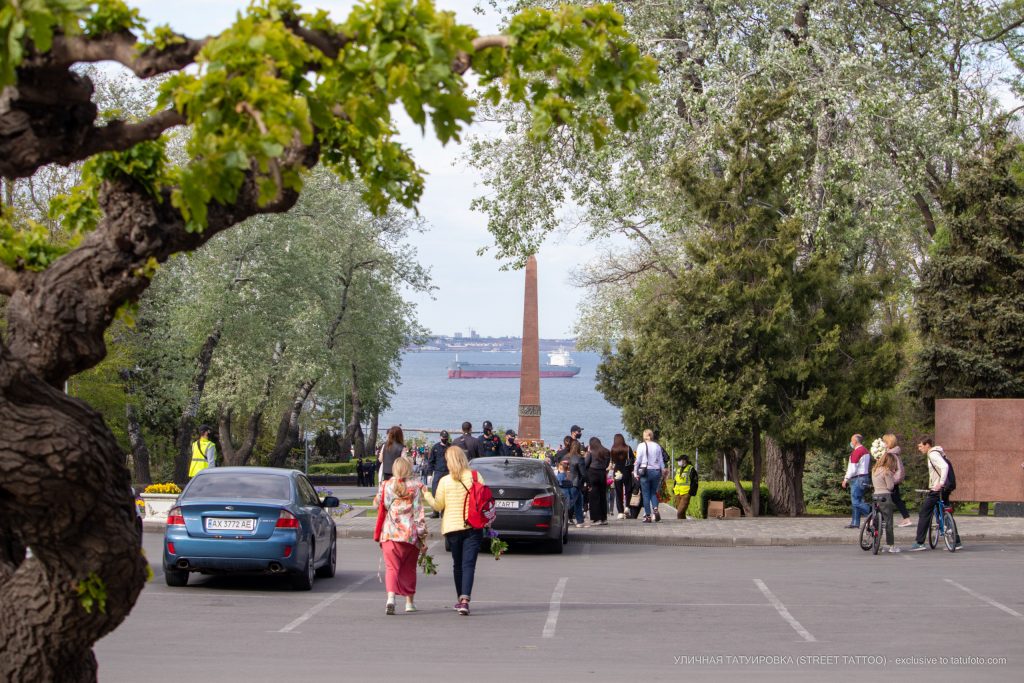 Składanie kwiatów 9 maja w Odessie - 05.09.2020 - Uliczny tatuaż - 2