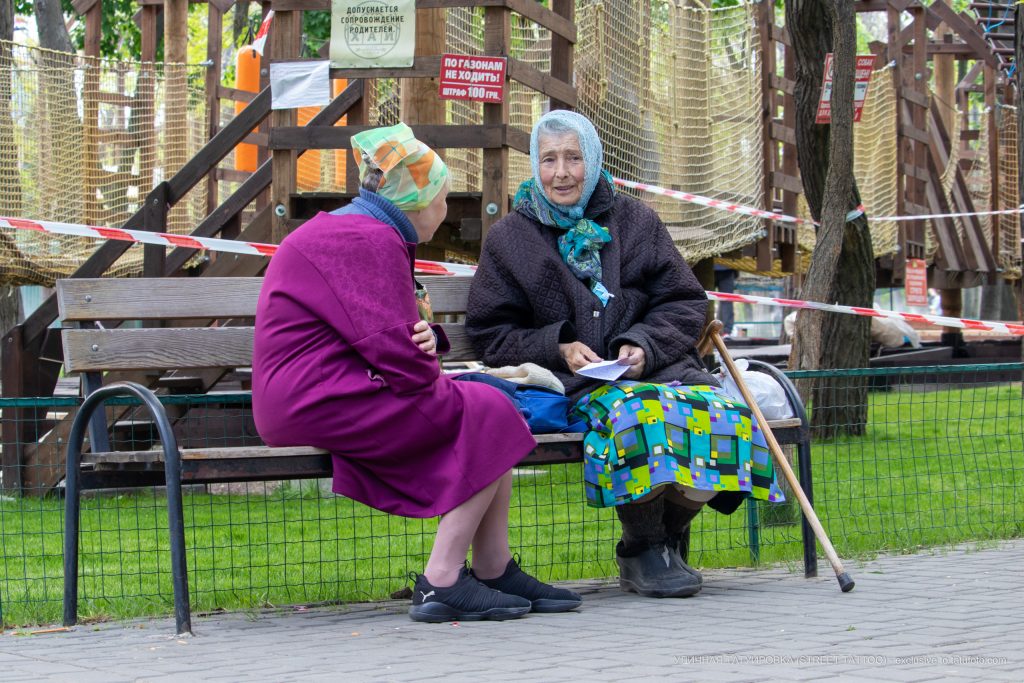 Zdjęcie dwóch emerytów na ławce - 05.09.2020 - Street tattoo - 1
