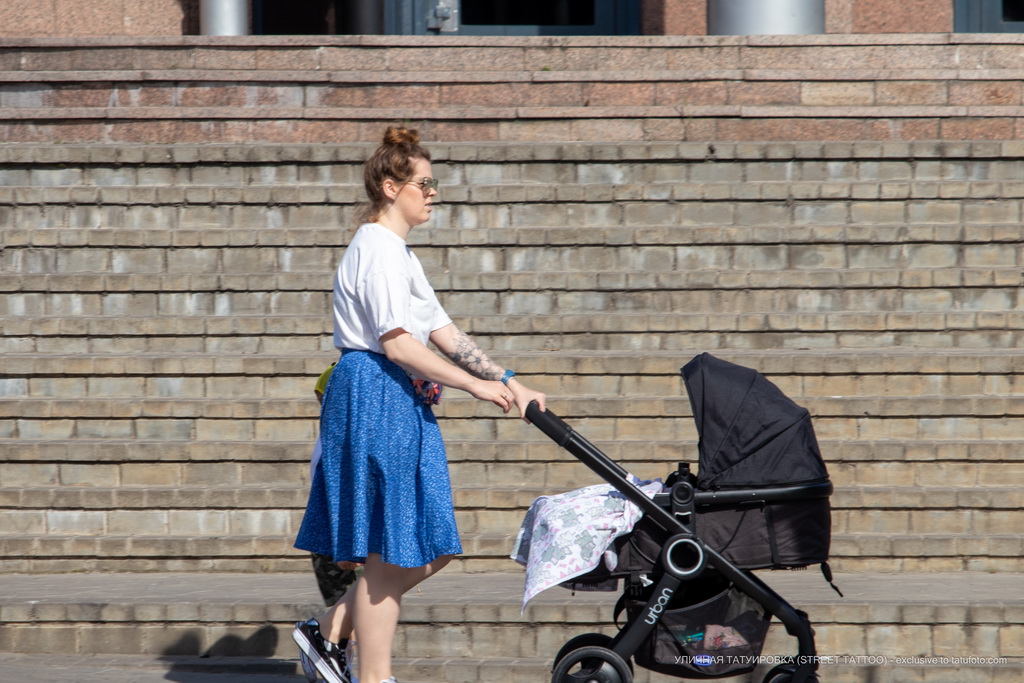 Zdjęcie tatuażu z kwiatami na lewej ręce dziewczyny - Uliczny tatuaż nr 04 - 06.12.2020 za 1