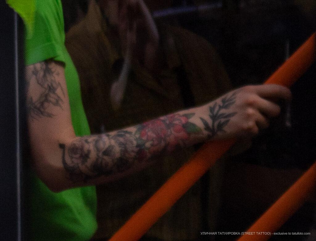 Zdjęcie tatuażu z czaszką i kwiatami na dłoni dziewczyny 3