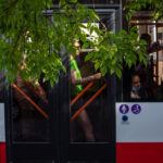 Zdjęcie tatuażu z czaszką i kwiatami na dłoni dziewczyny 1