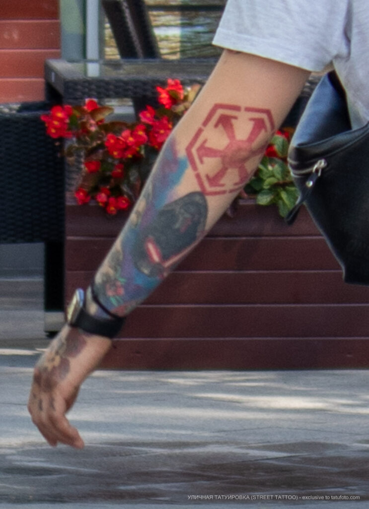 Kolorowy tatuaż ze wzorem od ZV na lewym ramieniu faceta - Street tattoo nr 04 - 06.12.2020 dla 5 osób