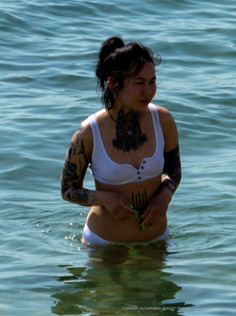 Zdjęcie tatuażu na ciele dziewczyny w białym stroju kąpielowym - Street tattoo № 04 - 06.12.2020 dla 3 osób
