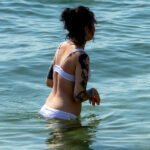 Zdjęcie tatuażu na ciele dziewczyny w białym stroju kąpielowym - Street tattoo № 04 - 06.12.2020 dla 5