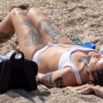 Zdjęcie tatuażu na ciele dziewczyny w białym stroju kąpielowym - Street tattoo № 04 - 06.12.2020 dla 7