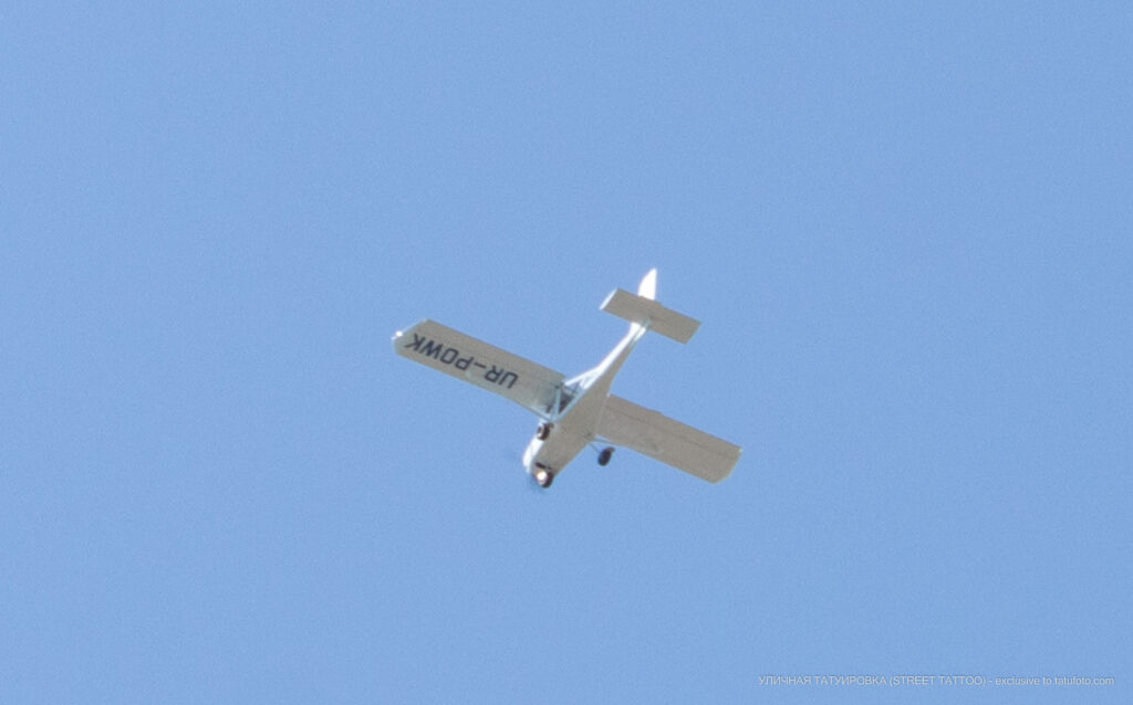 Zdjęcie jednosilnikowego samolotu lecącego nad morzem Tatuaż uliczny nr 04 - 06.12.2020 dla 2