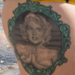 Zdjęcie tatuażu z portretem Merlina Monroe w okrągłej ramce - Street tattoo # 04 - 06.12.2020 dla 3 osób