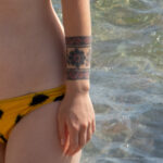 Rysunek tatuażu z bransoletką na ramieniu ze słowiańskim wzorem w ramce - Street tattoo nr 04 - 06.12.2020 dla 3 osób