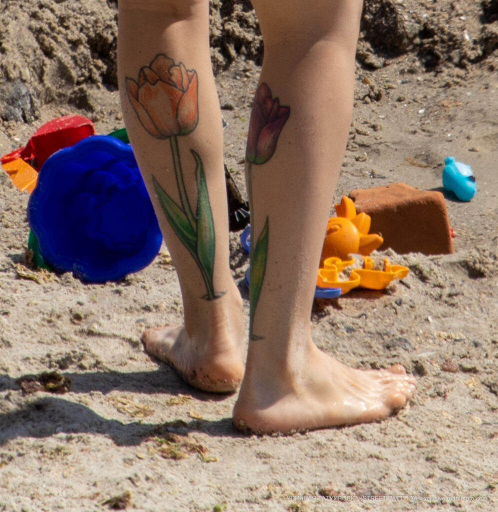 Zdjęcie tatuażu z żółtymi tulipanami na dole nóg dziewczynki - Street tattoo № 04 - 06.12.2020 za 1