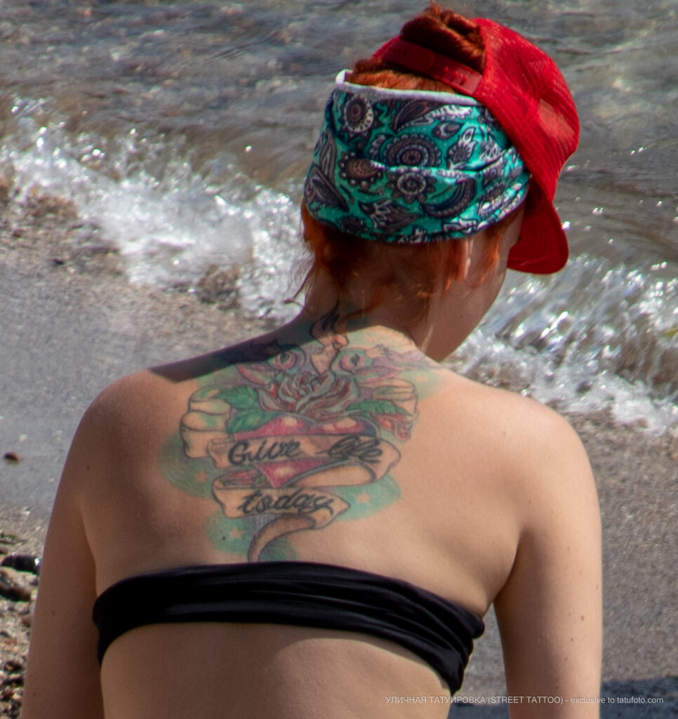 Kolorowy tatuaż z napisami na plecach dziewczyny - Street tattoo № 04 - 06.12.2020 for