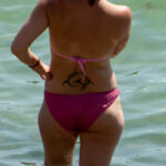 Zdjęcie nieudanego tatuażu z plemiennym wzorem na dolnej części pleców dziewczyny - Street tattoo № 04 - 06.12.2020 dla 2 osób