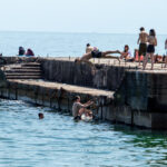 Nastolatki nad morzem skaczą z molo - Uliczny tatuaż nr 04 - 06.12.2020 dla 2