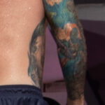 Kolorowe tatuaże na rękawach i portrety na ciele mężczyzny - Street tattoo nr 04 - 06.12.2020 dla 3