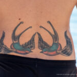 Zdjęcie tatuażu z jaskółkami na dolnej części pleców faceta - Street tattoo № 04 - 06.12.2020 za 4