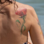Kwiatowy tatuaż na prawym łopatce dziewczyny - Street tattoo nr 04 - 06.12.2020 dla 6