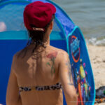 Kwiatowy tatuaż na prawym łopatce dziewczyny - Street tattoo nr 04 - 06.12.2020 dla 4