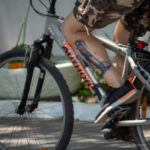 Czarno-czerwony tatuaż z błaznem na nodze kolarza - Street tattoo # 04 - 06.12.2020 dla 2 osób