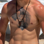 Zdjęcie tatuażu z lwem wpisanym w krzyż na piersi rowerzysty - Uliczny tatuaż nr 04 - 06.12.2020 dla 3 osób