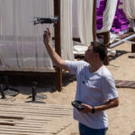 Facet z Mavik lata wokół kozłów na płatnej plaży - Street tattoo nr 04 - 06.12.2020 dla 2 osób