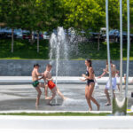 Dzieci bawią się i biorą prysznic przy fontannie przy plaży - Street tattoo # 04 - 06.12.2020 za 1