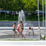 Dzieci bawią się i biorą prysznic przy fontannie przy plaży - Street tattoo # 04 - 06.12.2020 dla 2