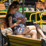 Zdjęcie tatuażu z wielką literą A i koroną na ramieniu dziewczynki - Street tattoo nr 04 - 06.12.2020 dla 2 osób