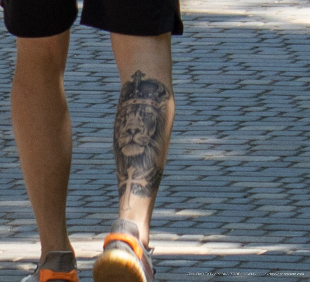 Tatuaż z lwem w koronie i krzyżem na nodze faceta - Street tattoo nr 04 - 06.12.2020 dla 4 osób