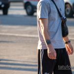 وشم مع ذئب وريش وغابة على ذراع الرجل - وشم الشارع - 1