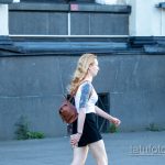 وشم على يد الفتاة اليمنى بوجه - توت وأزهار - وشم شارع - 1