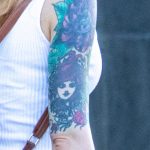 وشم على يد الفتاة اليمنى بوجه - توت وأزهار - وشم شارع - 6