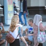 وشم على يد الفتاة اليمنى بوجه - توت وأزهار - وشم شارع - 9