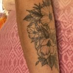 وشم الزهرة على الساعد الأيمن للمرأة - وشم الشارع 09/14/2020 - 4