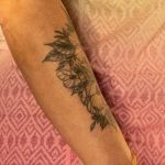 وشم بالورود على الساعد الأيمن لامرأة - وشم الشارع 14/09/2020 -