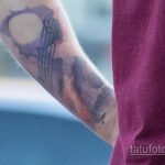 وشم مع ملاحظات وألوان قوس قزح على معصم رجل - وشم الشارع 09/14/2020-5