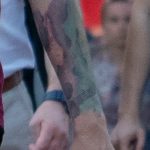 وشم مع ملاحظات وألوان قوس قزح على معصم رجل - وشم الشارع 09/14/2020 - 2