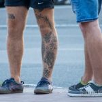 وشم الأسلاك الشائكة - نقوش - التواريخ وشبكات العنكبوت على ساق الرجل - وشم الشارع 09/14/2020-7