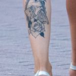 وشم بجعة - مرآة وزهور على عجل الفتاة - وشم الشارع 14/09 / 2020-4