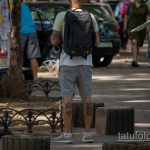 شاب يحمل وشمًا على ذراعيه وساقيه - وشم الشارع 09/14/2020-5